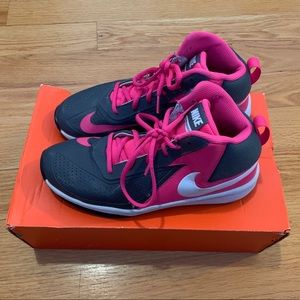 Nike Girls Team Hustle D 7 Basketball Shoes